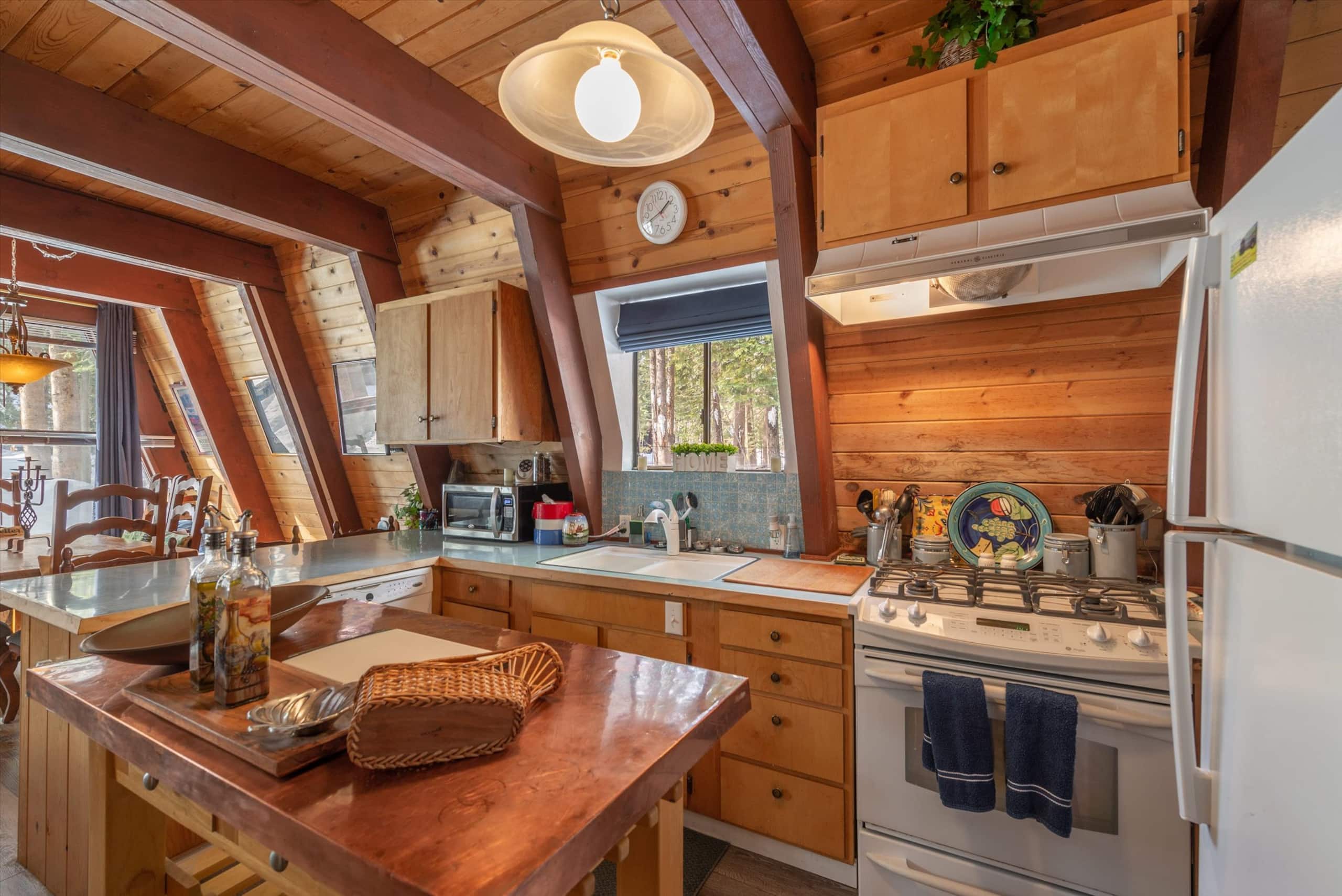 Tahoe Cabin with Hot Tub Near Beach & Skiing - Photo 6