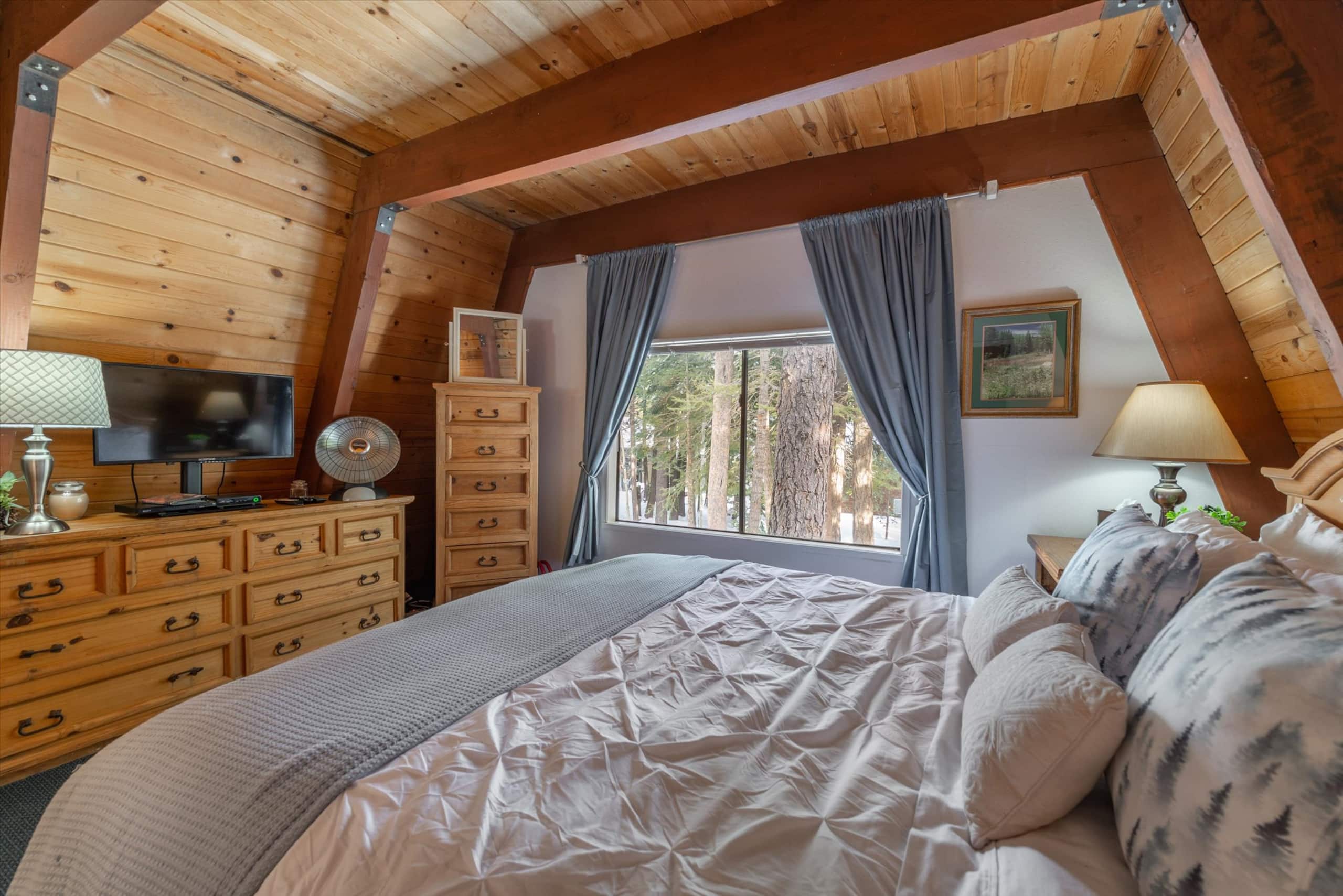 Tahoe Cabin with Hot Tub Near Beach & Skiing - Photo 17