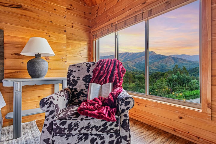 La chambre principale à l'étage offre, à travers de grandes fenêtres, une vue panoramique dégagée sur les Smoky Mountains – réveillez-vous devant ce paysage chaque matin. La douce lumière du matin, la crête qui s'étend devant vous et nulle part où vous devez être. Voici à quoi ressemble un mou.