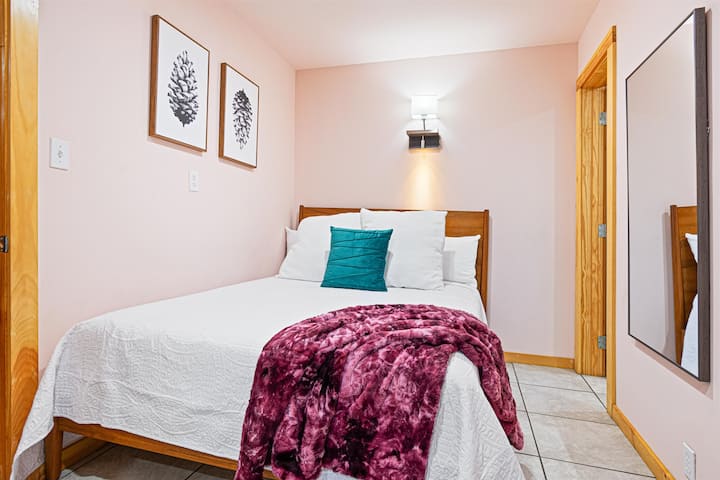 Entrez dans le confort élégant de notre chambre queen size au rez-de-chaussée, qui dégage une ambiance boutique. Avec une salle de bain attenante, cette retraite chic offre un sommeil paisible et une vue sur la montagne, donnant le ton pour un début de journée tranquille et élégant.