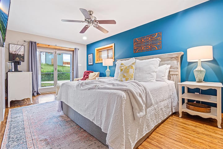 Cette chambre spacieuse avec un lit King Size offre un accès direct à un porche avec moustiquaire et une vue imprenable. Avec son bar à café privé, il offre une touche personnelle de luxe. Commencez la journée avec un café frais dans le confort de votre propre retraite paisible.
