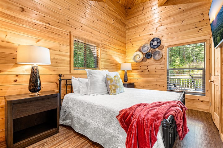 À l'étage, la deuxième chambre dispose d'un lit king size luxueux, de draps moelleux et d'une télévision connectée de 49pouces pour votre divertissement. Un grand placard offre beaucoup d'espace de rangement pour les essentiels de voyage. La chambre est un havre de paix confortable, parfait pour des nuits reposantes.