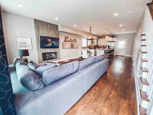 Double Decker 3-Story Home – Full Backyard & 360 R