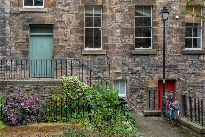 Spacious 5-bedroom flat in the heart of Edinburgh gallery image 5