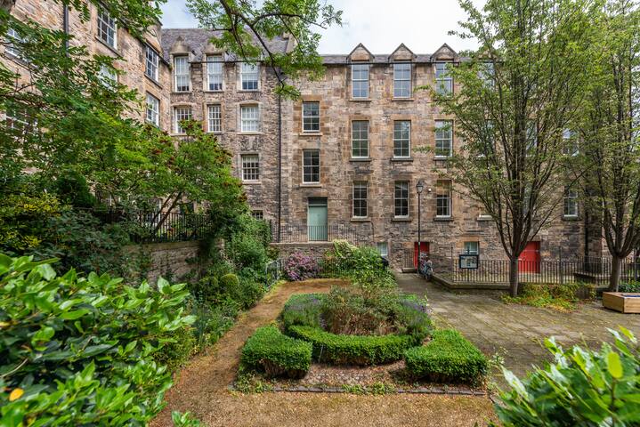 Spacious 5-bedroom flat in the heart of Edinburgh gallery image 2