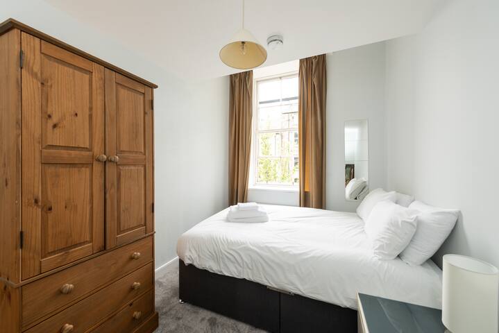 Spacious 5-bedroom flat in the heart of Edinburgh gallery image 3