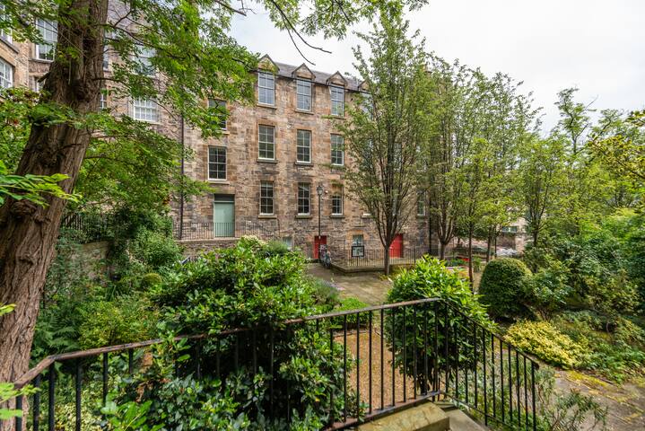Spacious 5-bedroom flat in the heart of Edinburgh gallery image 4