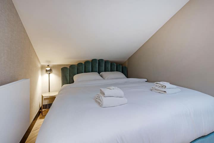 Насладете се на спокойни нощи в нашата стилна спалня без прозорци. С уютно легло и елегантен декор, това е идеалното лично скривалище за спокоен престой.