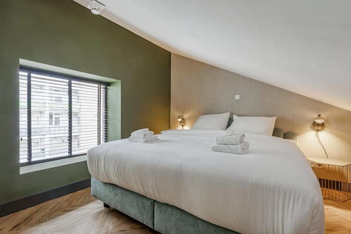 Останете със стил и комфорт с уютно легло, ярък абстрактен дизайн на прозорците и естествена светлина. Идеално за спокойна почивка.