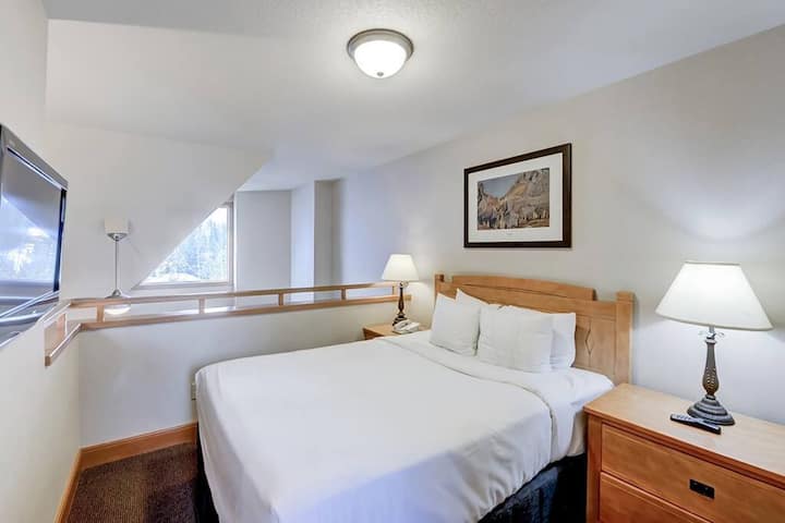 Лофт на горния етаж с двойно легло и баня