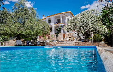 6 bedroom cozy home in Lucena