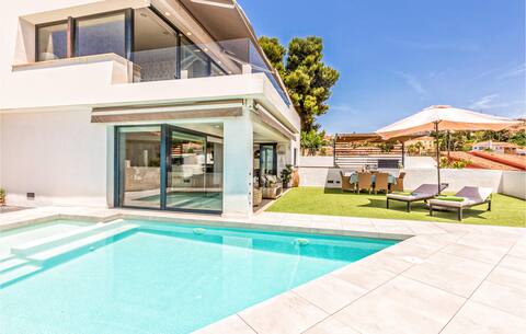 Awesome home in Cala del Moral with kitchen