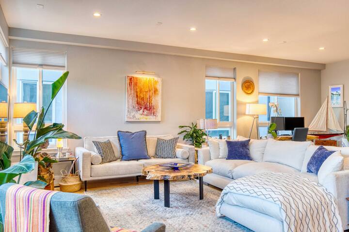 Walk to Empower Field: Townhome w/ Hot Tub! gallery image 5