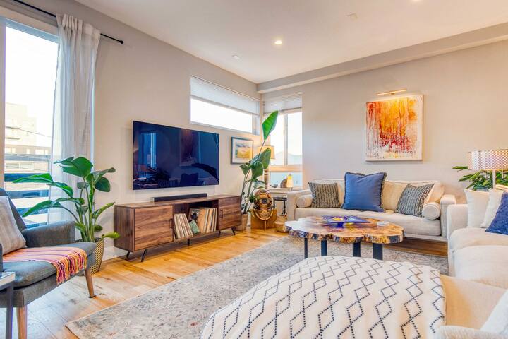 Walk to Empower Field: Townhome w/ Hot Tub! gallery image 4