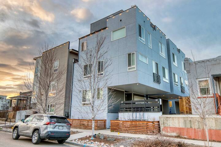 Walk to Empower Field: Townhome w/ Hot Tub! gallery image 3