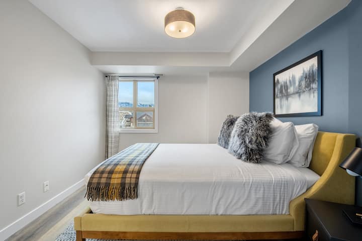 ห้องนอนที่สองพร้อมเตียงควีนไซส์ ตู้เสื้อผ้า และผ้าม่านบังแสง