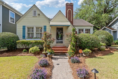 Top Airbnb: La Petite Fleur Rouge | Elegant & Cozy 2/1 Getaway in North Charleston
