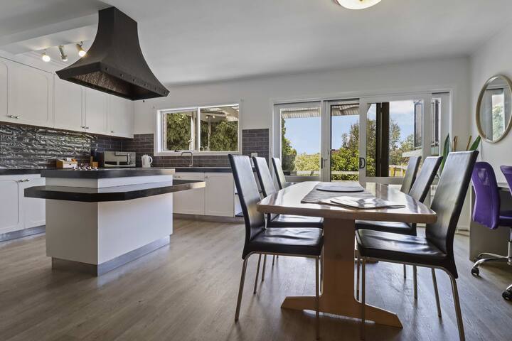 Ultimate Holiday or Corporate Stay gallery image 2