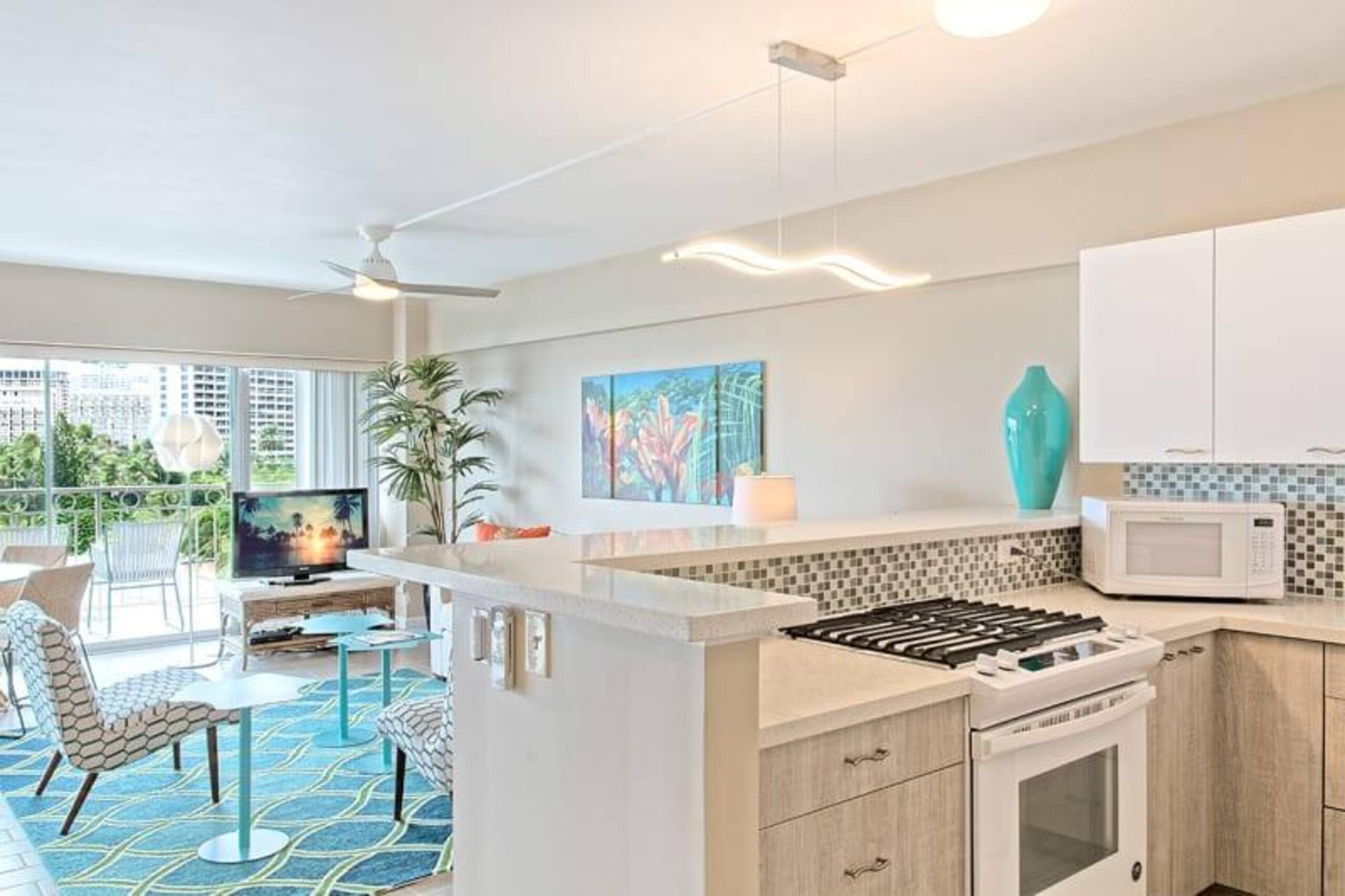 Condo in Honolulu · ★4.67 · 1 bedroom · 2 beds · 1 shared bath - Image 4