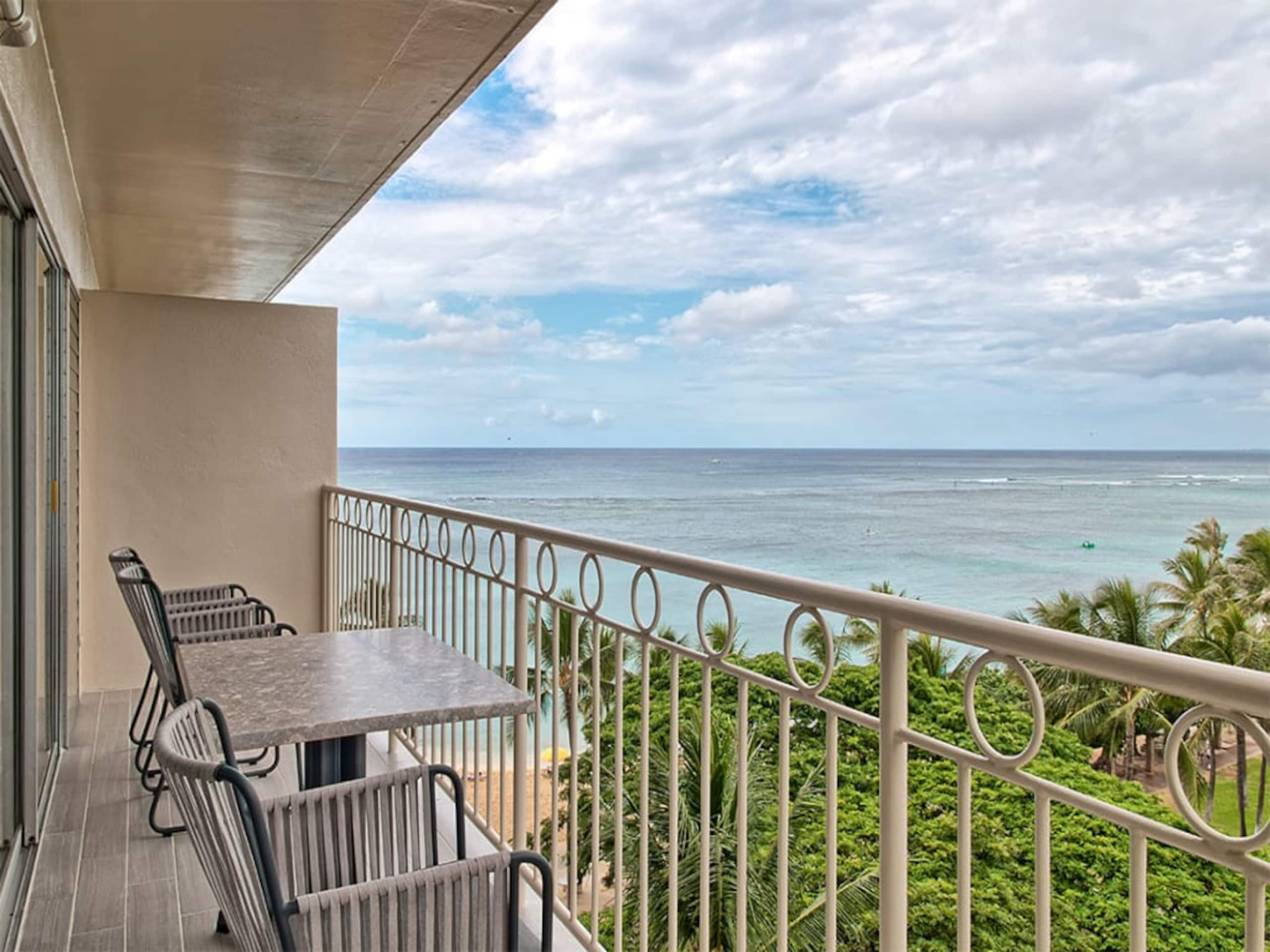 Condo in Honolulu · ★4.67 · 1 bedroom · 2 beds · 1 shared bath - Image 43