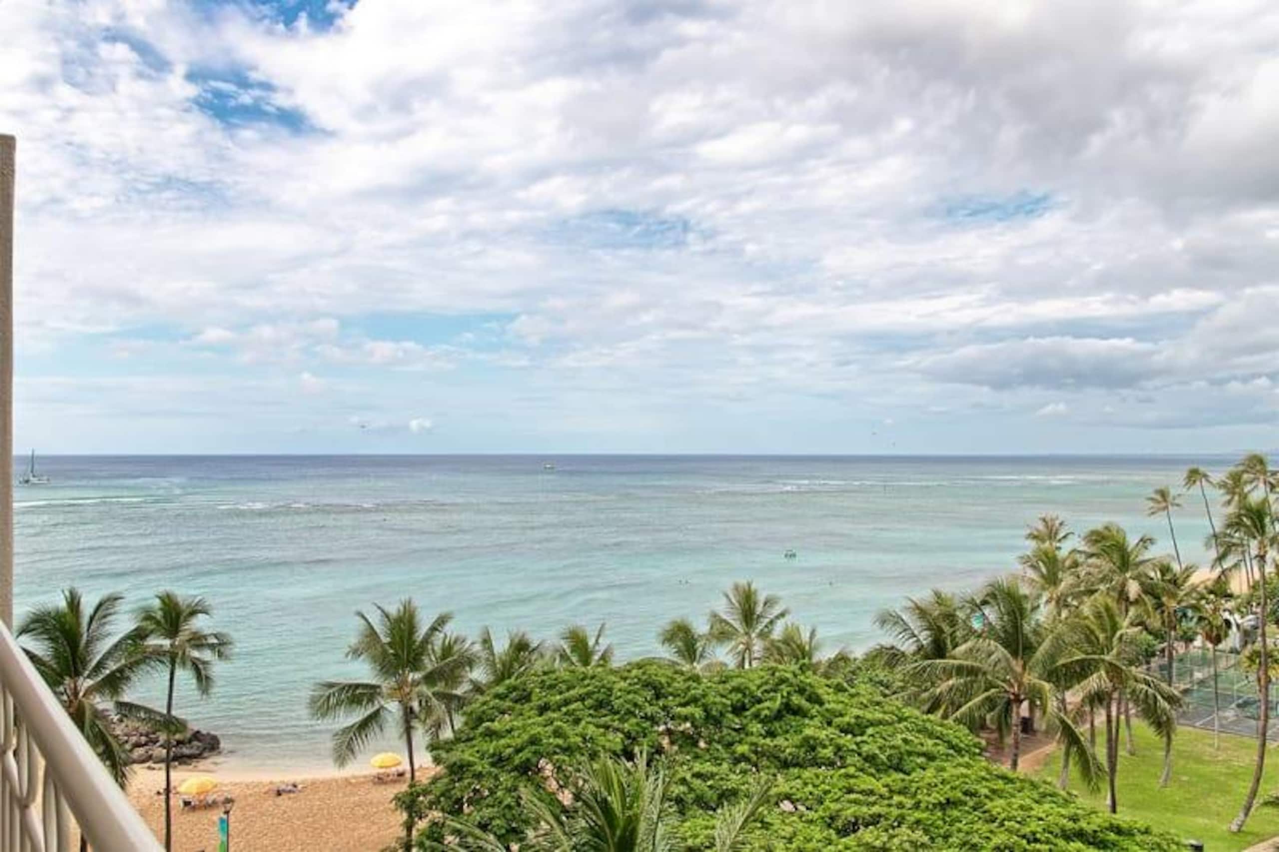Condo in Honolulu · ★4.67 · 1 bedroom · 2 beds · 1 shared bath - Image 23