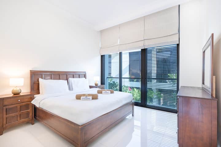  Spavaća soba s elegantnim uređenjem pruža vam osjećaj topline i mira.