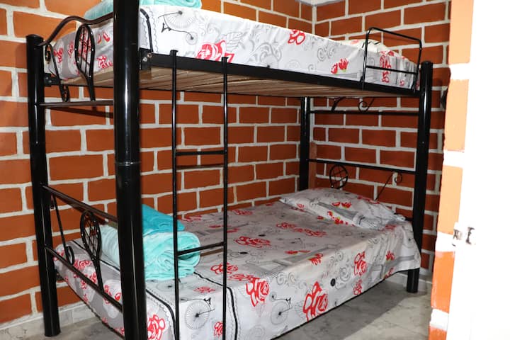 Chambre avec cabine de lits simples