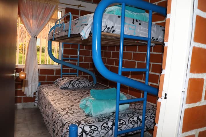 Chambre avec cabine de lit double en bas et lit simple à l'étage