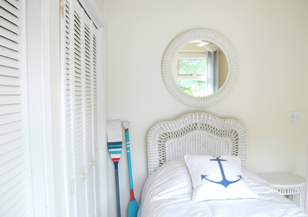 Dormitorio con vista al lago y cama doble