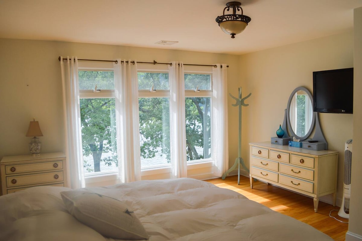 Dormitorio con vista al lago con cama tamaño king (conectado al baño completo)