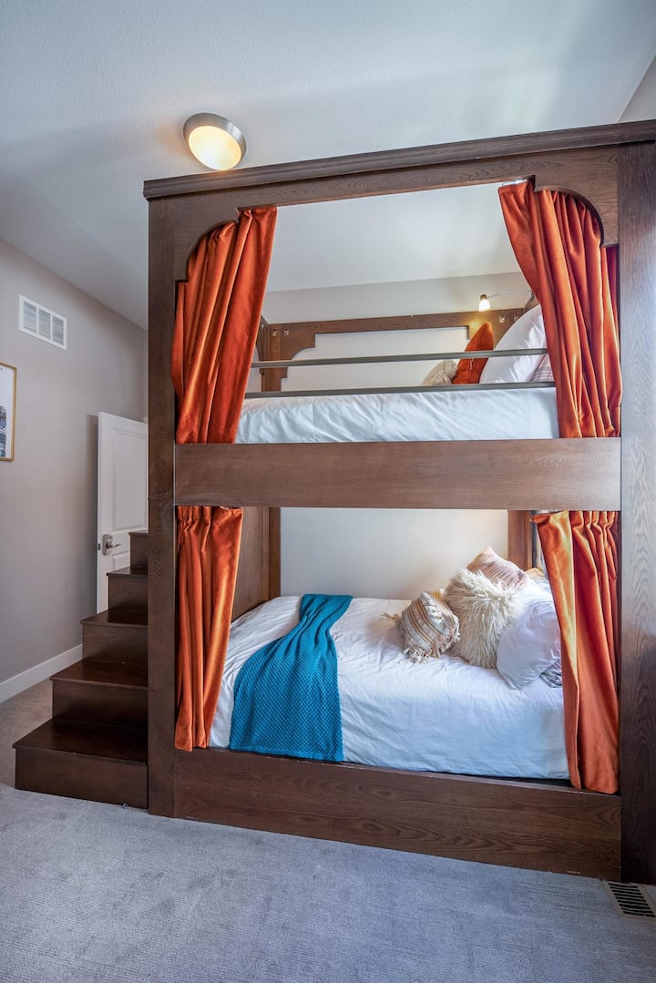 5 Star, Private Room, Rooftop Deck, Massage Chair Townhouses for Rent