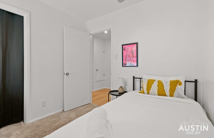 Ორადგილიანი საწოლი ინდივიდუალური ლუქს-კლასის სასტუმროს ხარისხიანი თეთრეულითა და სამუშაო მაგიდით