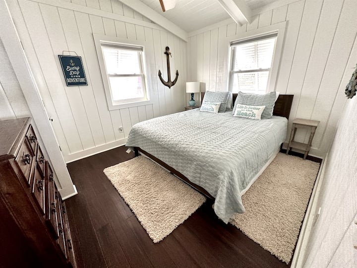 3. spálňa so stropným ventilátorom, pohodlnou manželskou posteľou King, nočnými stolíkmi a okennými tienidlami na spanie.