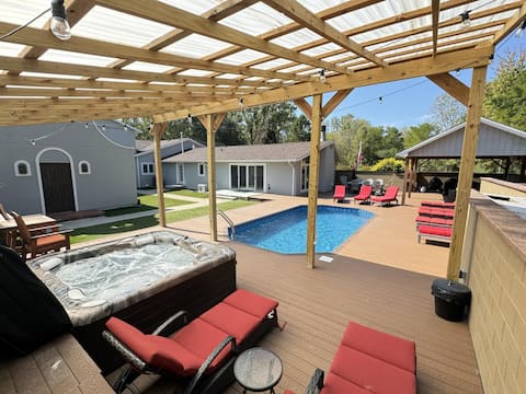 Play @ The Hideaway - hot tub, sauna, gymnasium