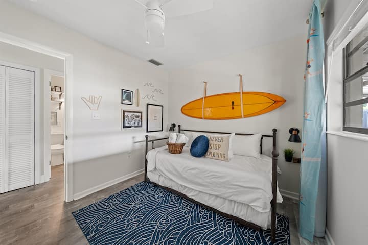 Dormitorio de surf: cama de día individual/ individual individual.