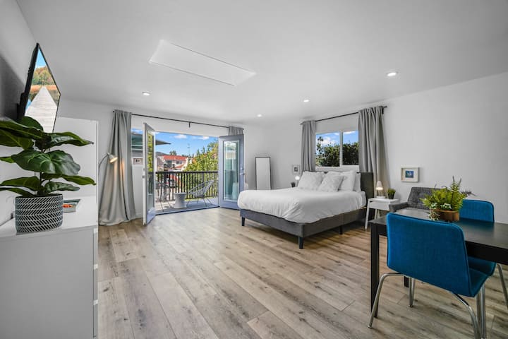 Bright Modern Studio - 1 Block To The Sand - Black's Beach, San Diego
