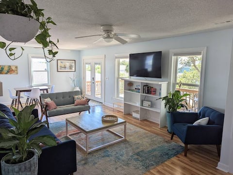 Successful Airbnb property: Modern 3-bedroom cottage one block from beach in Kure Beach