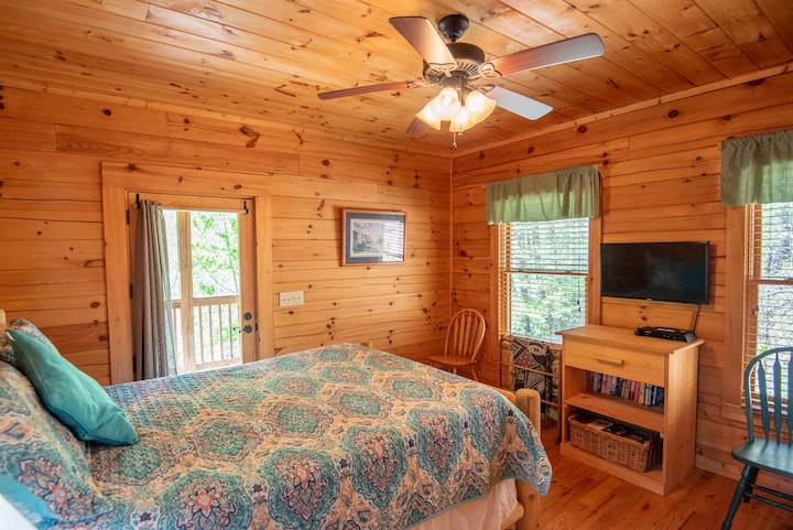 С телевизор, място за съхранение и директен достъп до верандата...