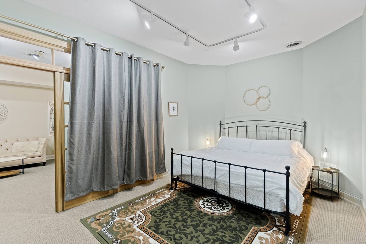 Krevat elegant me madhësi king me një kornizë krevati elegante, që ofron rehati dhe një ndjesi luksi për një natë të qetë gjumi.