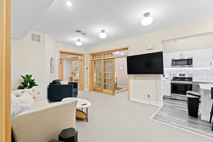 Historic Mansion Apt 2 In Downtown – Free Parking! - Fort Wayne, IN