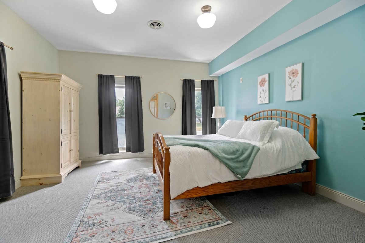 Dhomë gjumi e bollshme me një krevat dopio "queen", që ofron shumë hapësirë për rehati dhe çlodhje gjatë qëndrimit tënd.