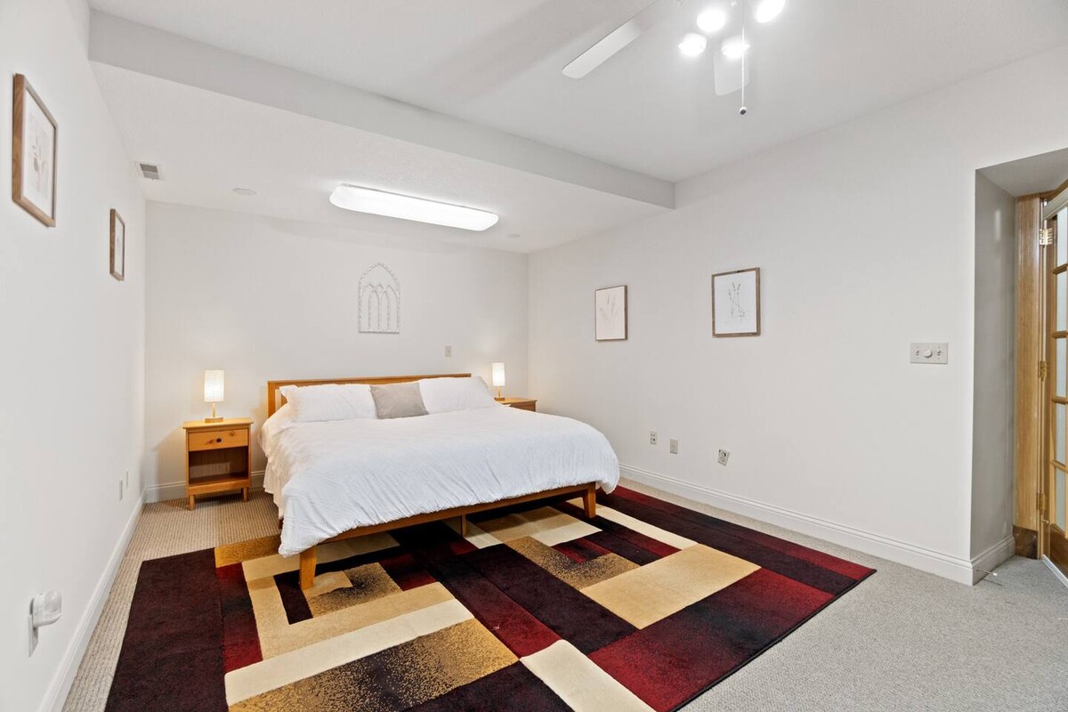 Krevat luksoz me madhësi mbretërore me një tapet të madh poshtë, duke i shtuar rehati dhe ngrohtësi dhomës së gjumit me hapësirë të bollshme për një qëndrim relaksues.