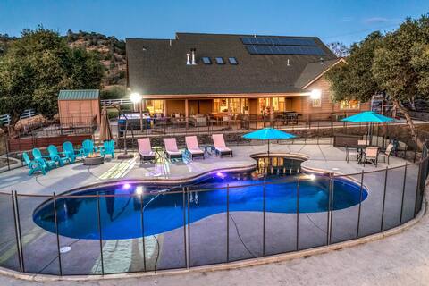 Mountain Elegance w/ pool, hot tub, projector