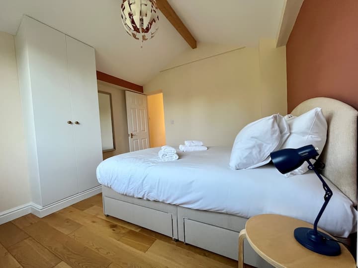 armario empotrado y mucho espacio  en el dormitorio