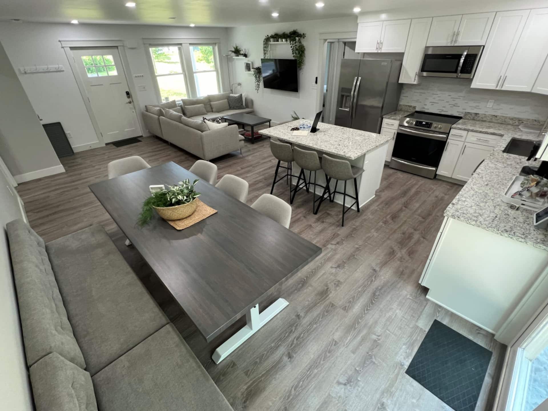 Gardner Lake 2 Queen/1King/2 Bath/Laundry- Private