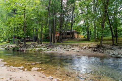 RIVER FRONT! *Hot tub* 4 acres! Pets OK