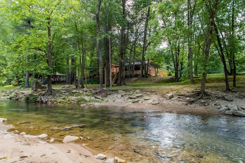 RIVER FRONT! *Hot tub* 4 acres! Pets OK