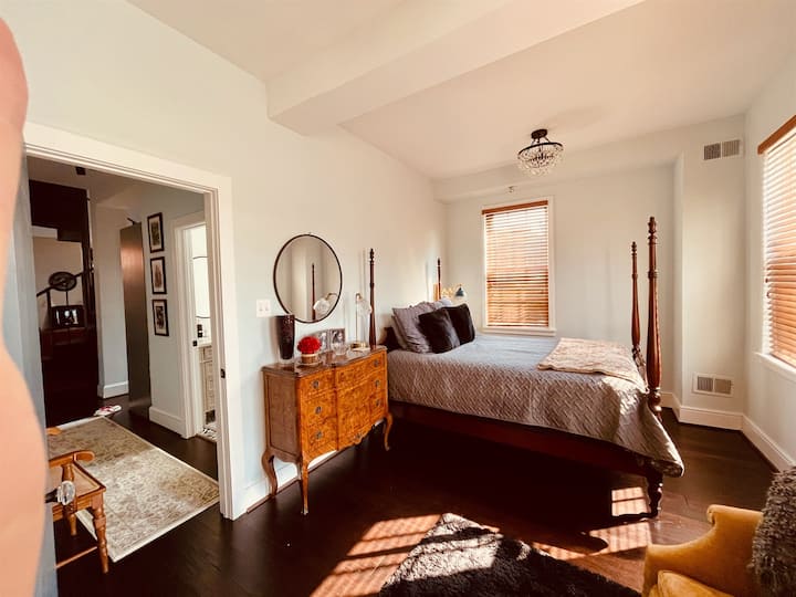 Chumba kikuu cha kulala cha msingi kilicho na kitanda cha ukubwa wa malkia