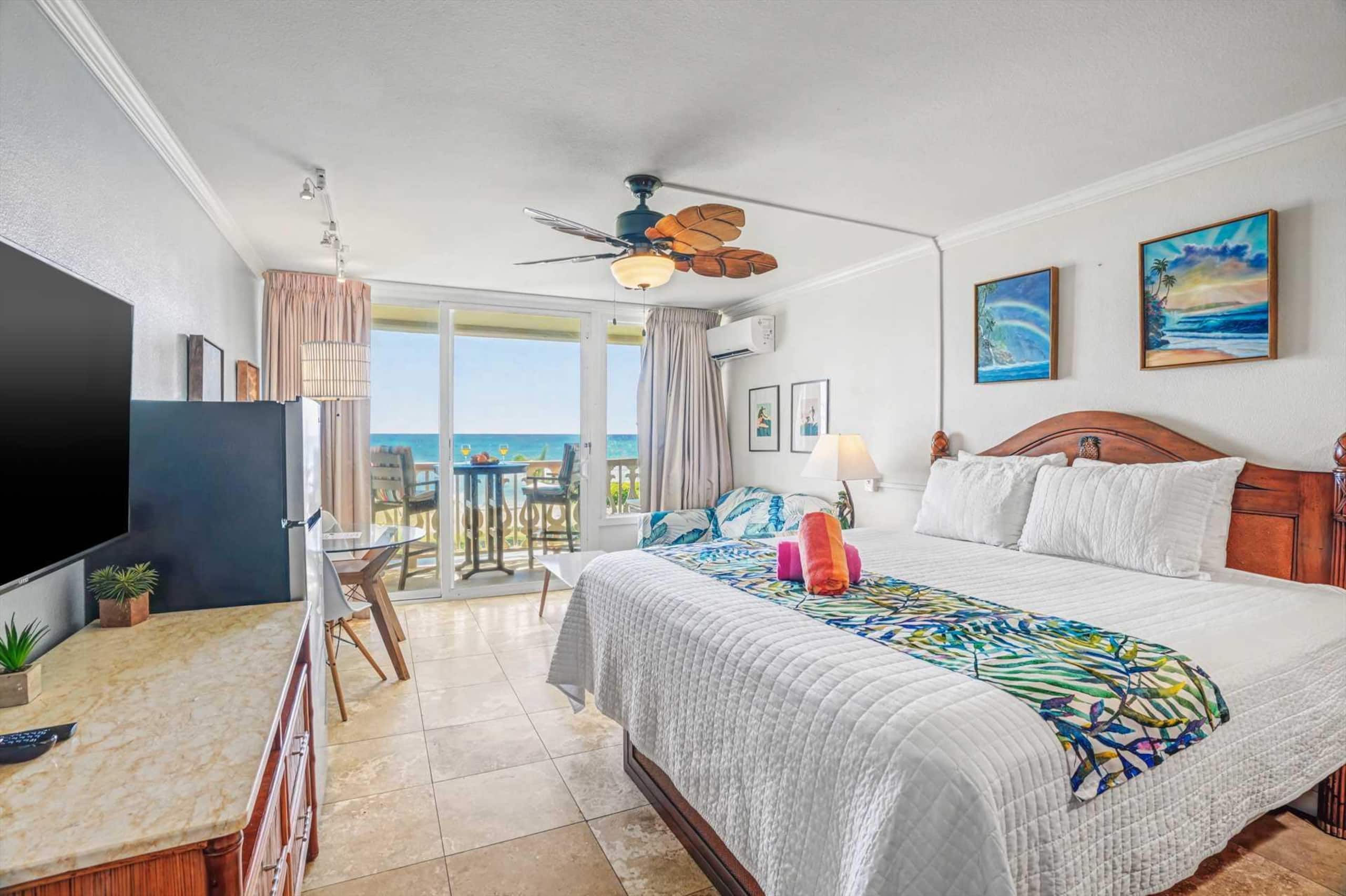 Oceanfront Ocean View Studio | King Bed | Split AC - Photo 9