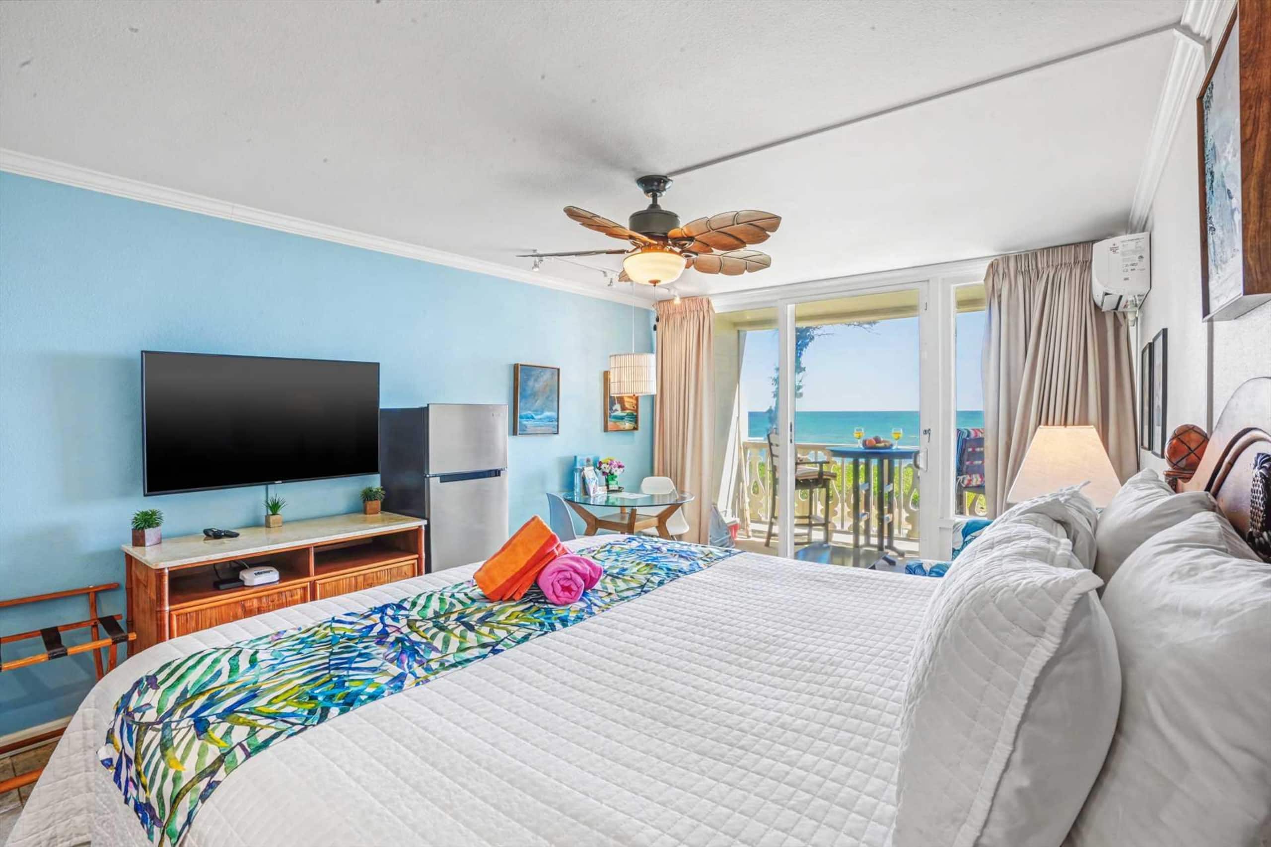 Oceanfront Ocean View Studio | King Bed | Split AC - Photo 10